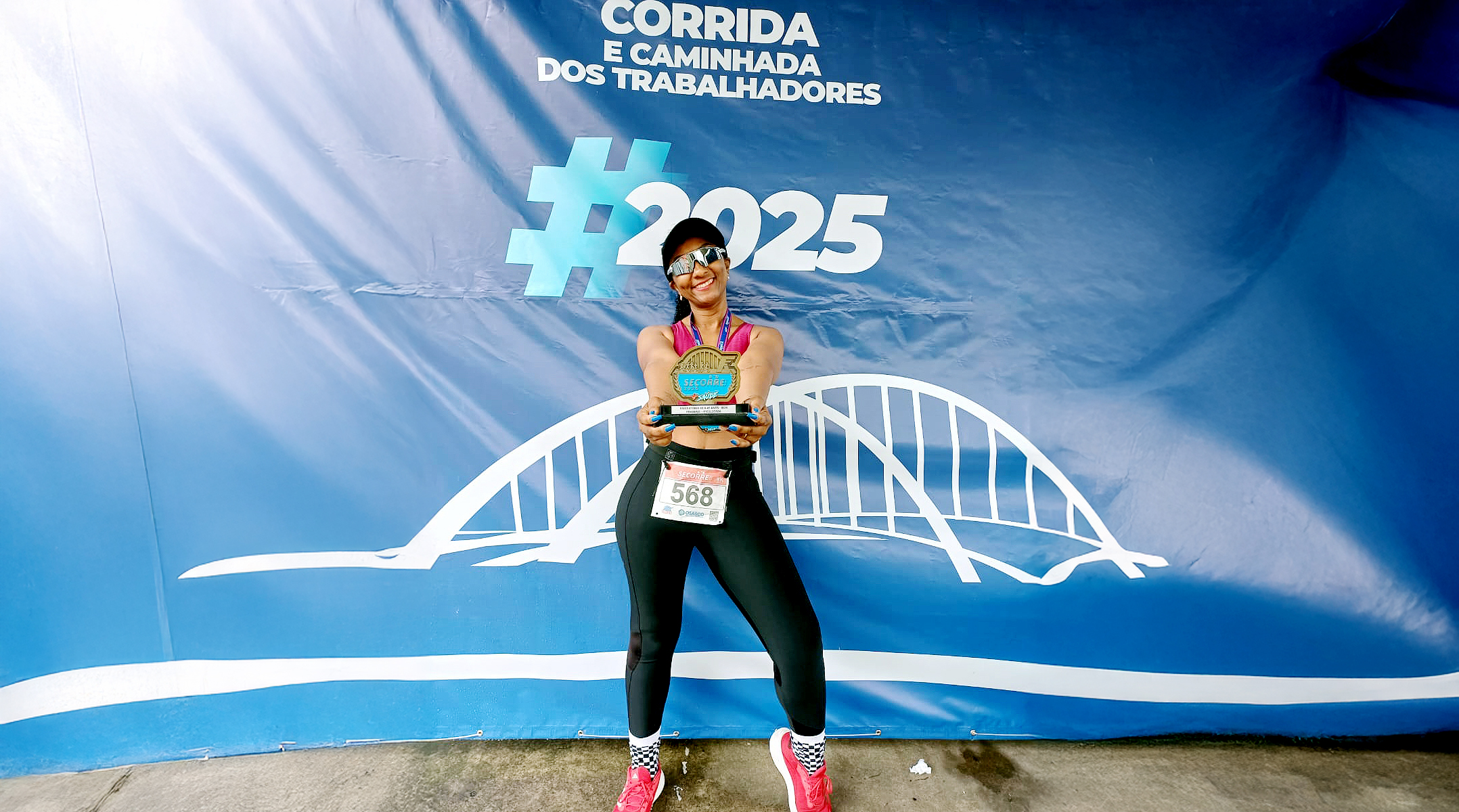 Érica Aparecida Fernandes, Professora do Colégio Perini, conquista o pódio feminino na Corrida de Rua do SECORRE!