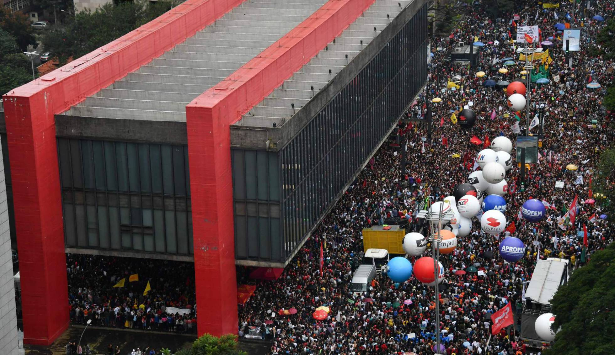 Mobilização, resistência: educadores na linha de frente