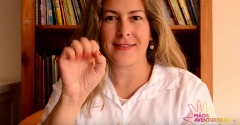 Professora cria canal no Youtube para contar histórias infantis em Libras