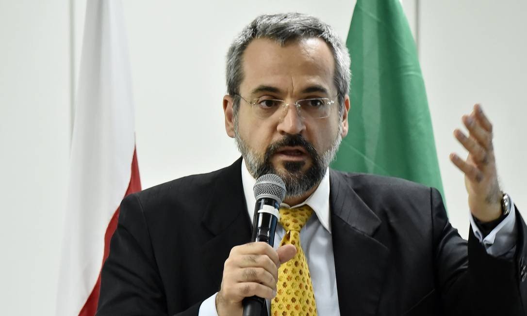 Bolsonaro diz que não pretende, por enquanto, mudar ministro da Educação