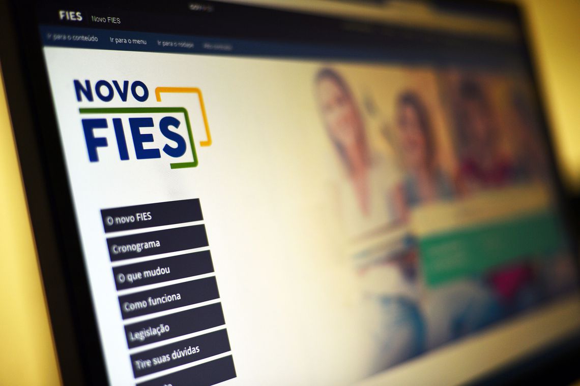 MEC prevê reduzir número de vagas do Fies a partir de 2021