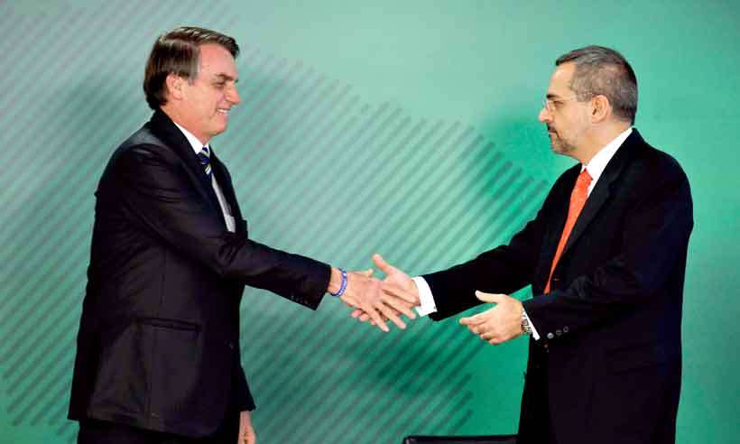 Bolsonaro e ministro da Educação veem ‘doutrinação’ em concursos
