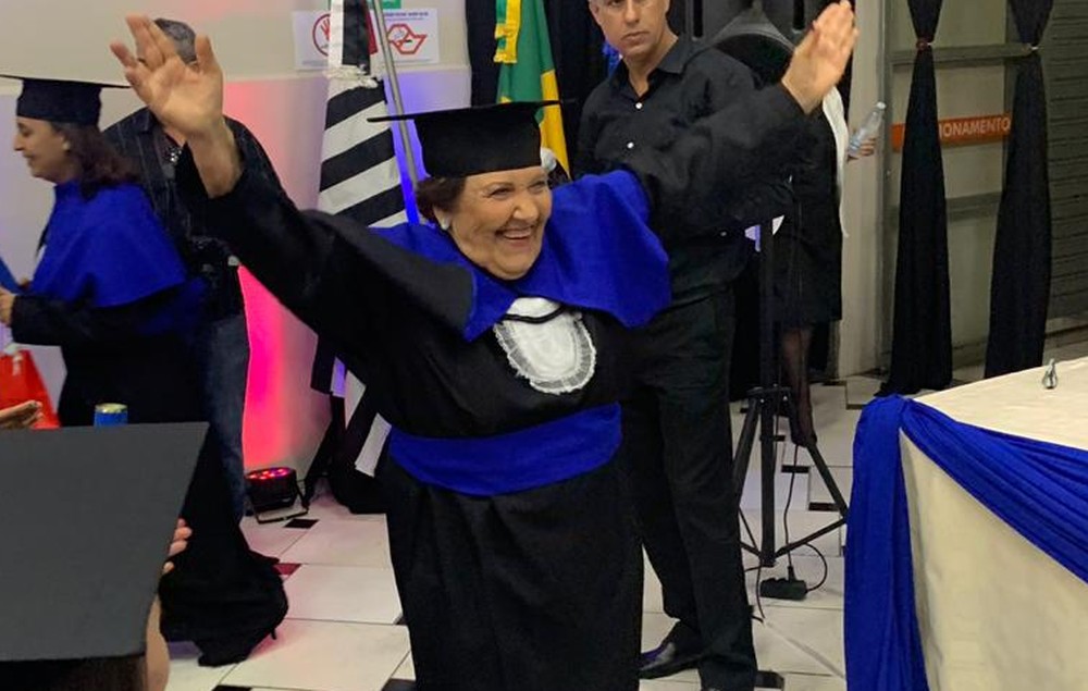 Idosa realiza sonho e se forma em pedagogia aos 81 anos: ‘Brincavam para eu fazer crochê’