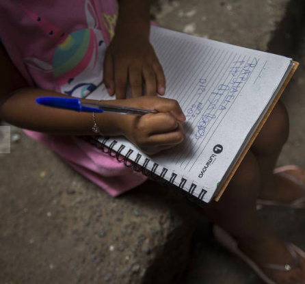 Sem escola: Crianças esquecem como escrever o próprio nome
