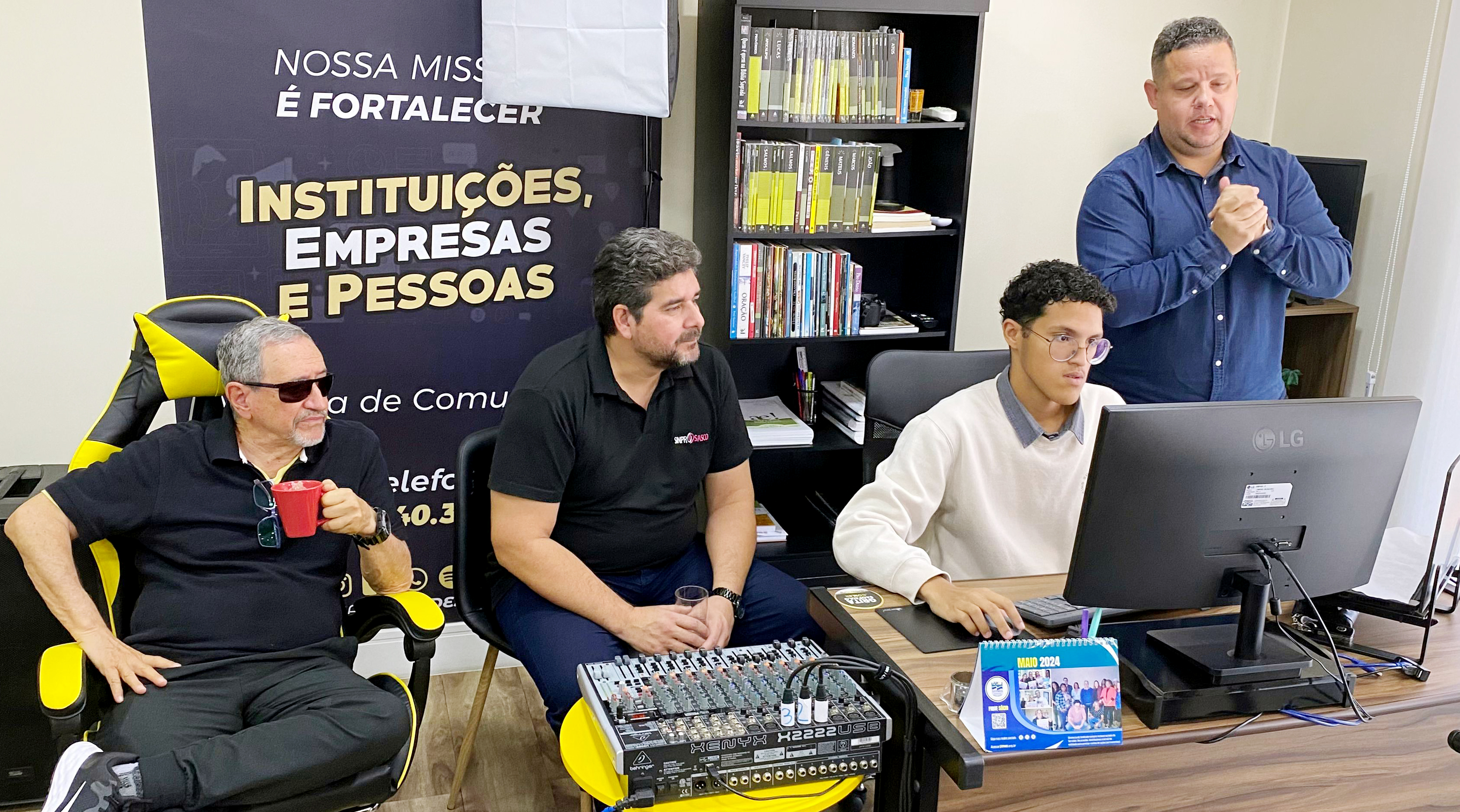 Diretores Márcio Noseda e José Renato Pozzobon alinham novos materiais do SINPROSASCO para distribuição nas Escolas